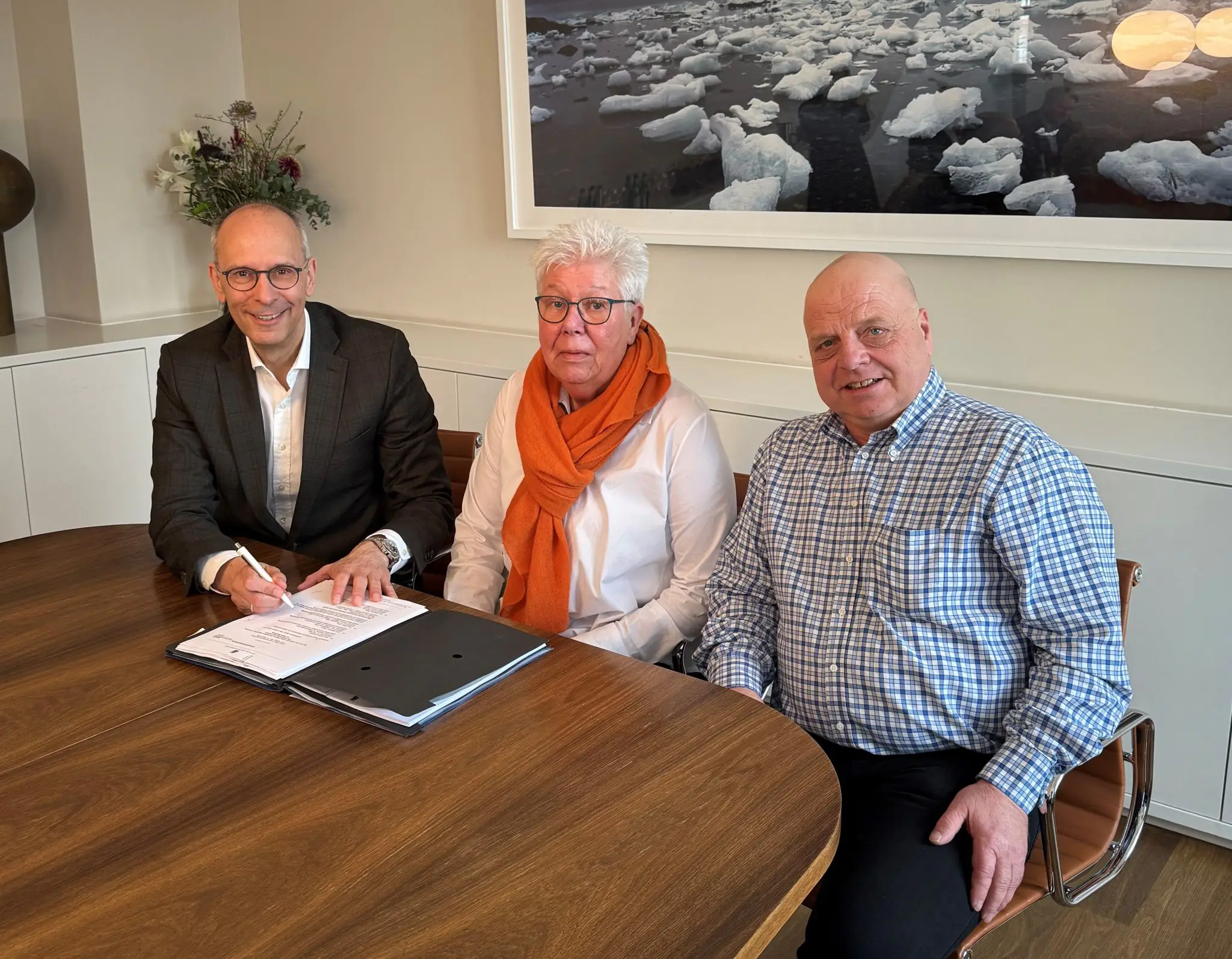 Drei Personen sitzen an einem Tisch mit Dokumenten vor sich. Von links nach rechts: Stefan Falk (VINCI Energies Building Solutions in Deutschland), Waltraud Tillack und Carsten Hergert (EPS Engel & Pannier Sicherheits- und Kommunikationstechnik GmbH).