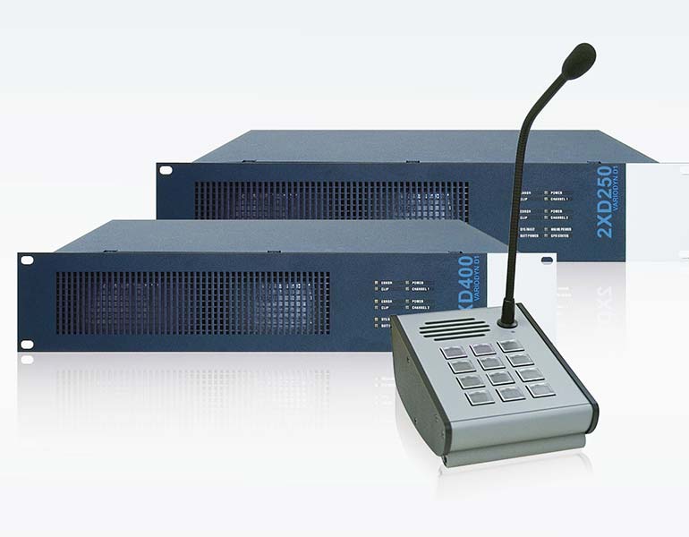 Zwei professionelle Audioverstärker mit Sprechstelle für Sprachalarmierungssysteme