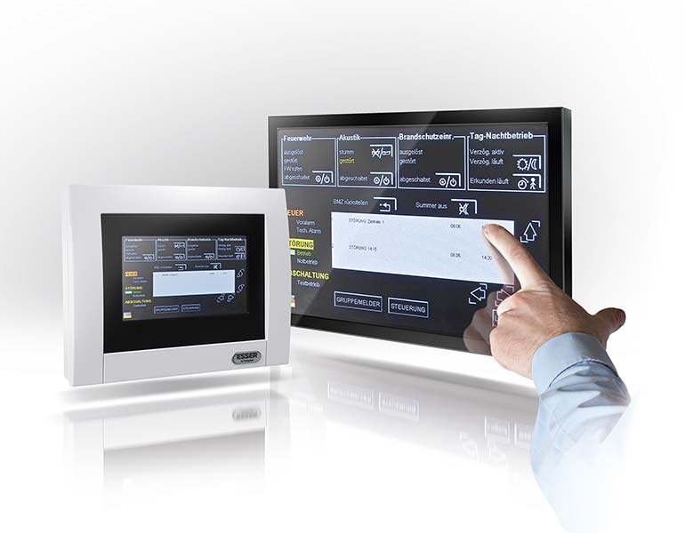 Touchpanel einer Brandmeldeanlage mit Anzeigeoptionen wie Feuerwehr, Alarm, Brandschutzzeit und Tag-Nachtbetrieb