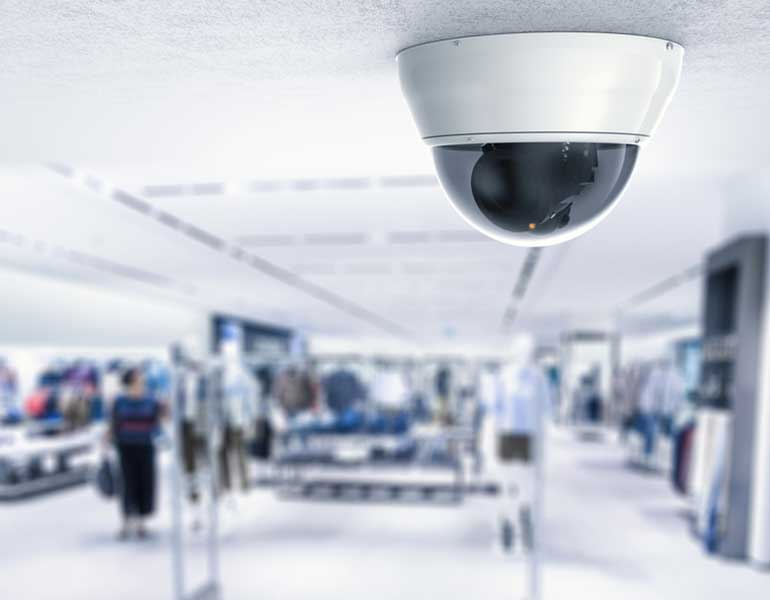 CCTV-Kamera zur Videoüberwachung in einem Einzelhandelsgeschäft, montiert an der Decke
