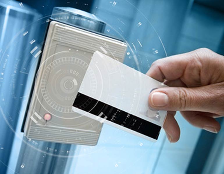 Zugangskarte wird an elektronischem Kartenleser zur Zutrittskontrolle gescannt